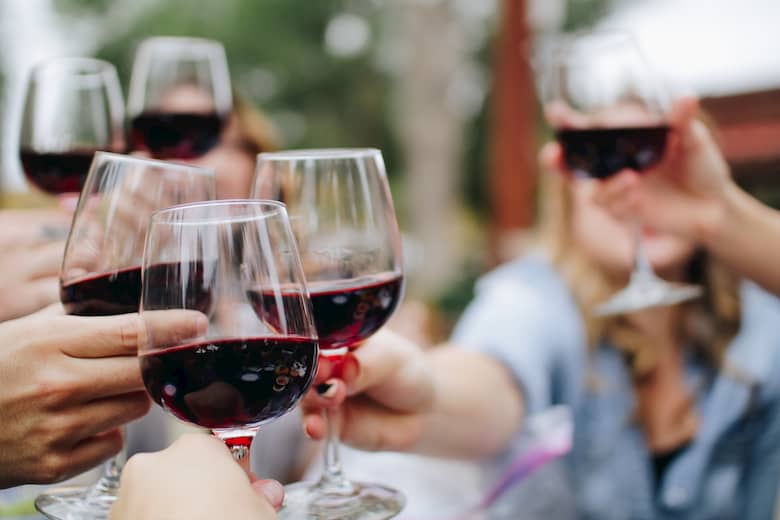 Hostal Rigau - Qué hacer en Costa Brava - Copas de vino en costa brava